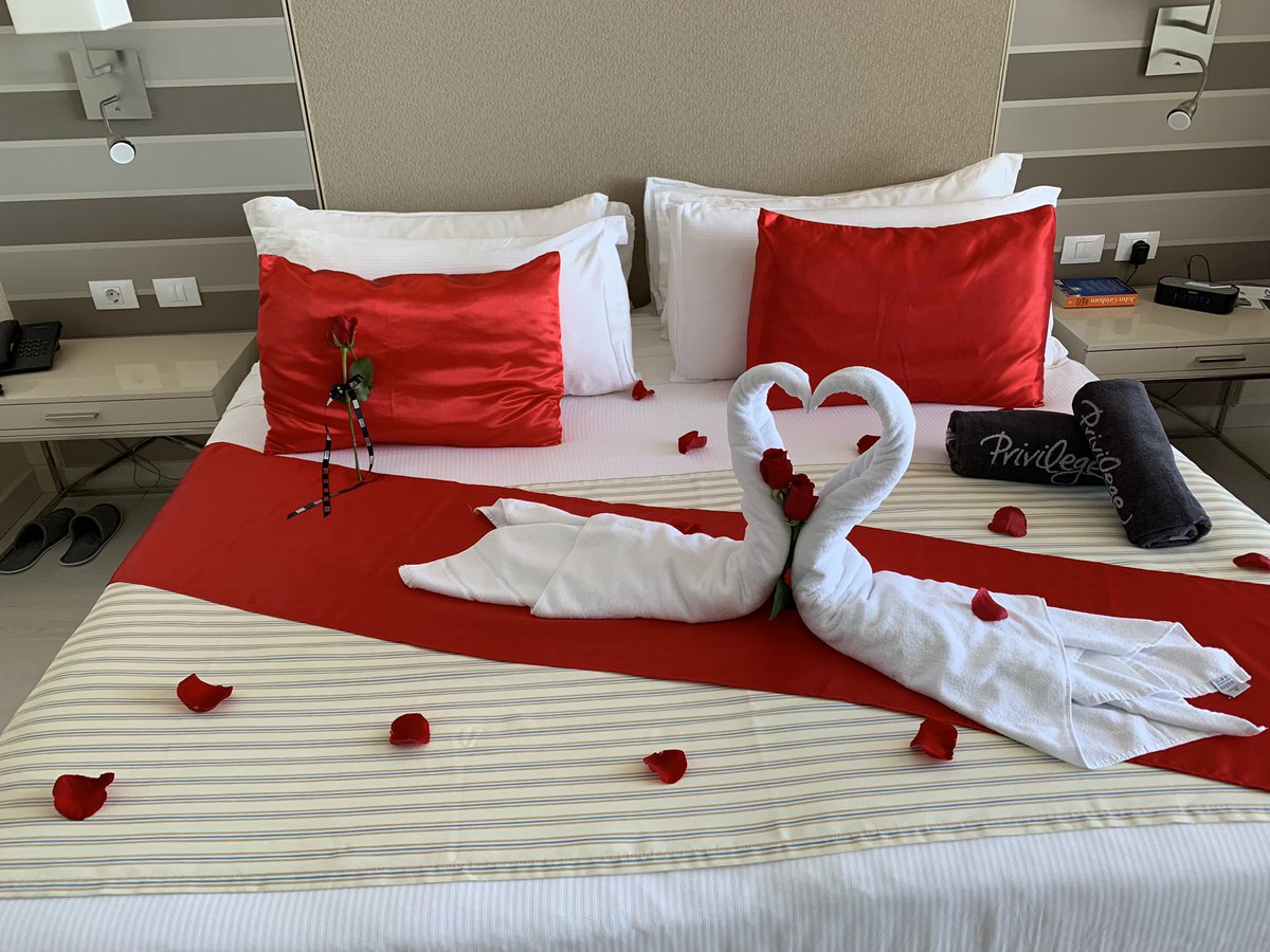 TracyOrangecat's tweet photo. @h10hotels Thank you so much H10 Gran tinerfe Tenerife. What an amazing surprise coming back to our room on our 31st wedding anniversary. You have made us feel so special ❤️ https://t.co/GZThd1ekM4