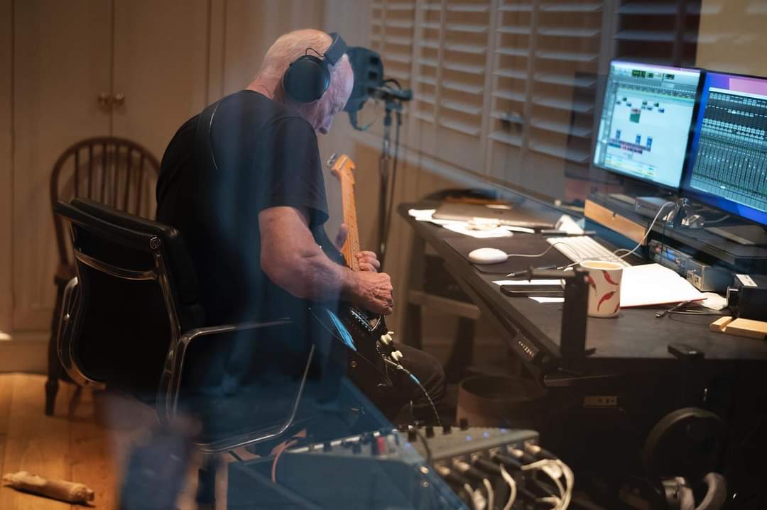 neptunepinkfloy's tweet photo. Polly Samson said, "Last day at this desk. Temporary studio you’ve been a sweet dream!". Hopefully he is doing some drop ins here and there finishing his new album off. Looks like he has at least 17 tracks recorded on the screen which could include drums 🥁 bass and lots of vocals and guitars! Exciting.