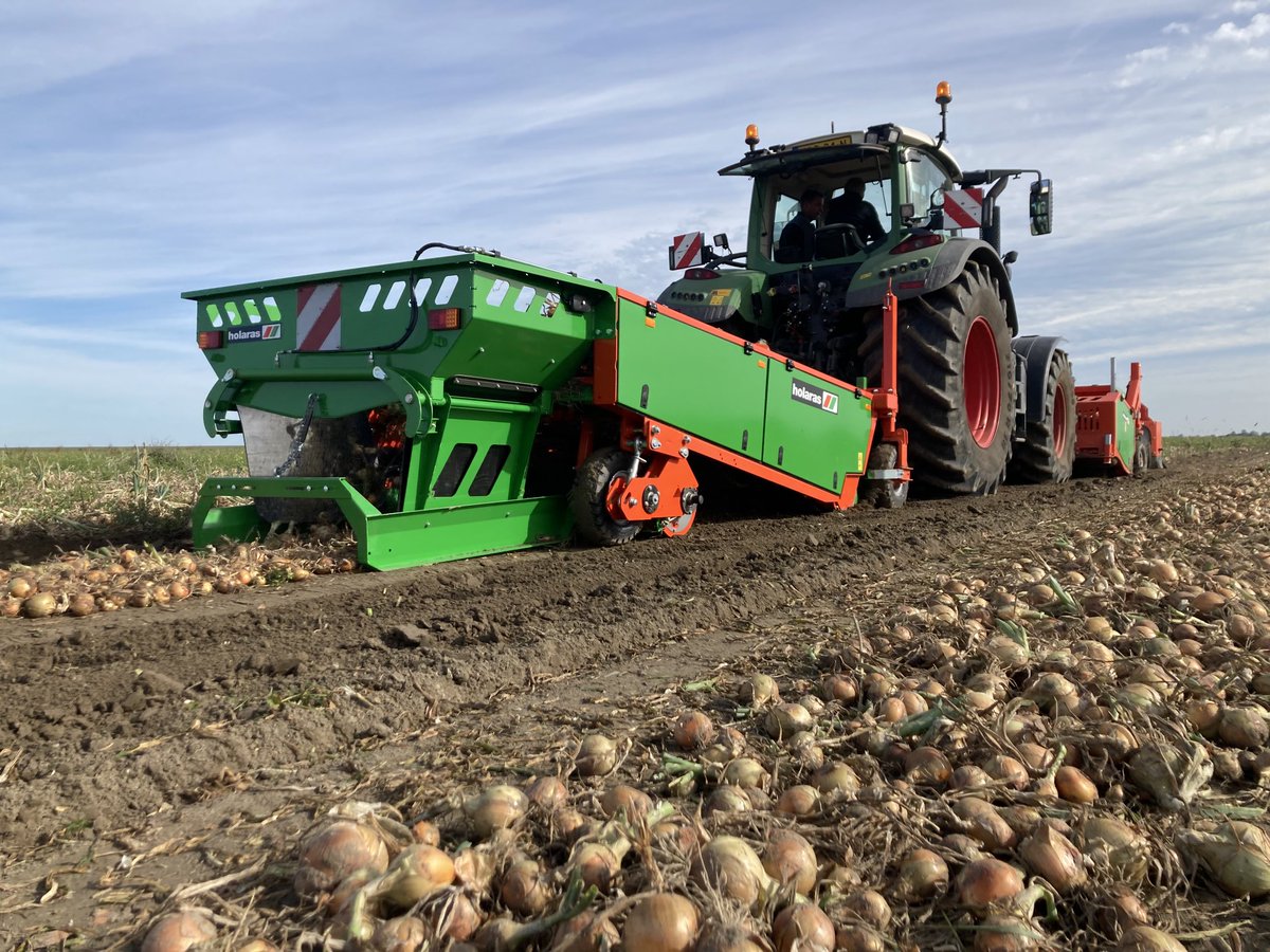 #Uienrooien met 3 meter frontrooier #Holaras. Ook een demo? Hij is in het noorden op het moment. 0651577415