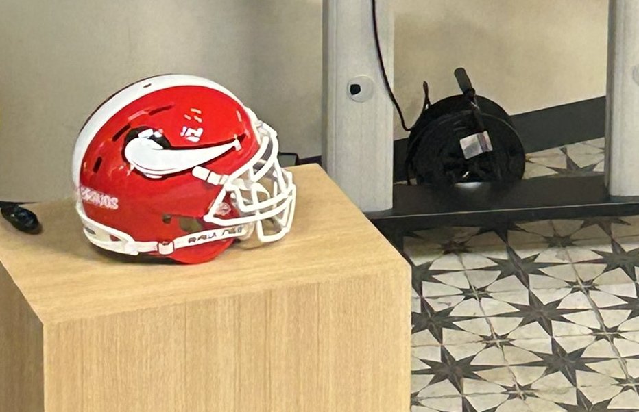 11pedia's tweet image. How would you rate this helmet design? I personally like it in general. However, I would have possibly taken the Spanish flag in the center stripe rather than a white stripe. 
8/10
#MadridBravos #elf2024