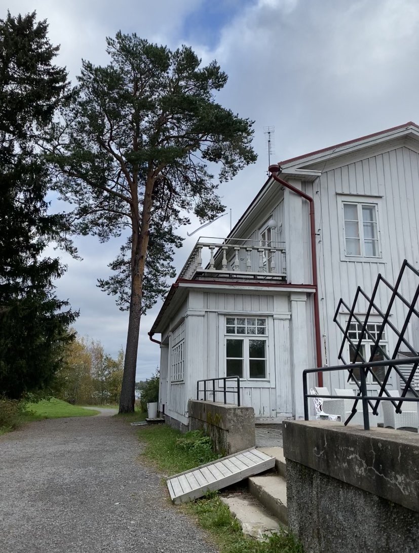 Villa Elbassa koolla tänään Nuorisokeskusten johtajat ja Opetus- ja kulttuuriministeriön edustajat. 

Nuorisotyö, kansainvälinen nuorisotyö, luontokoulu ja monenlaista muuta aktiviteettiä ja tapahtumaa mahtuu  Villa Elban katon alle 👍.