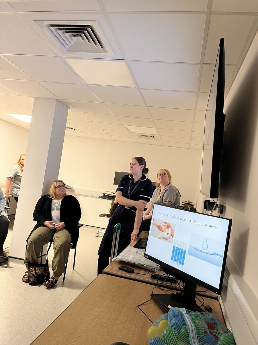 carlwalker1977's tweet photo. All ward staff receiving bespoke wound care and pressure ulcer management training over three sessions from the amazing TVN team @jackharrys @joanne_foster1 @NadinePeart @STsafetyquality @SouthTees #teamrenal #tvn #improvingpatientcare https://t.co/g2G2jhc162