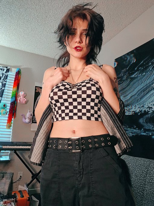 I won't DM a nude to everyone that likes, but could you like this post anyway?  👉🏻👈🏻 https://t.co/GO