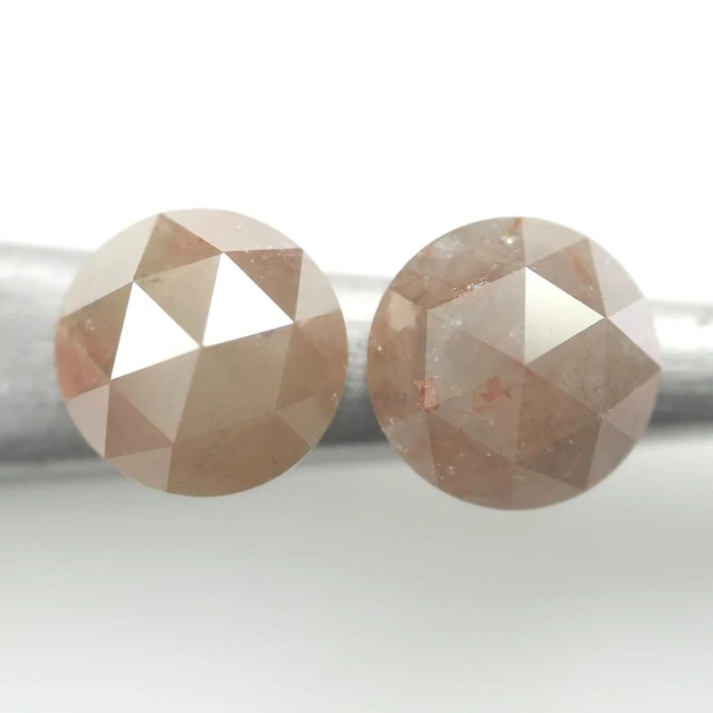 AvellinnoJewels's tweet image. 0.65 Carat Natural Loose Rustic Diamond, Round Shape Rose Cut Diamond, 4.45 MM Gray Brown Color Faceted Cut Pair Diamond For Earring 💎

#diamond #naturalcolordiamonds #rusticdiamond #rosecutdiamond #roundshape #roundcutdiamond #colordiamonds #fancycutdiamond #fancyshapediamond