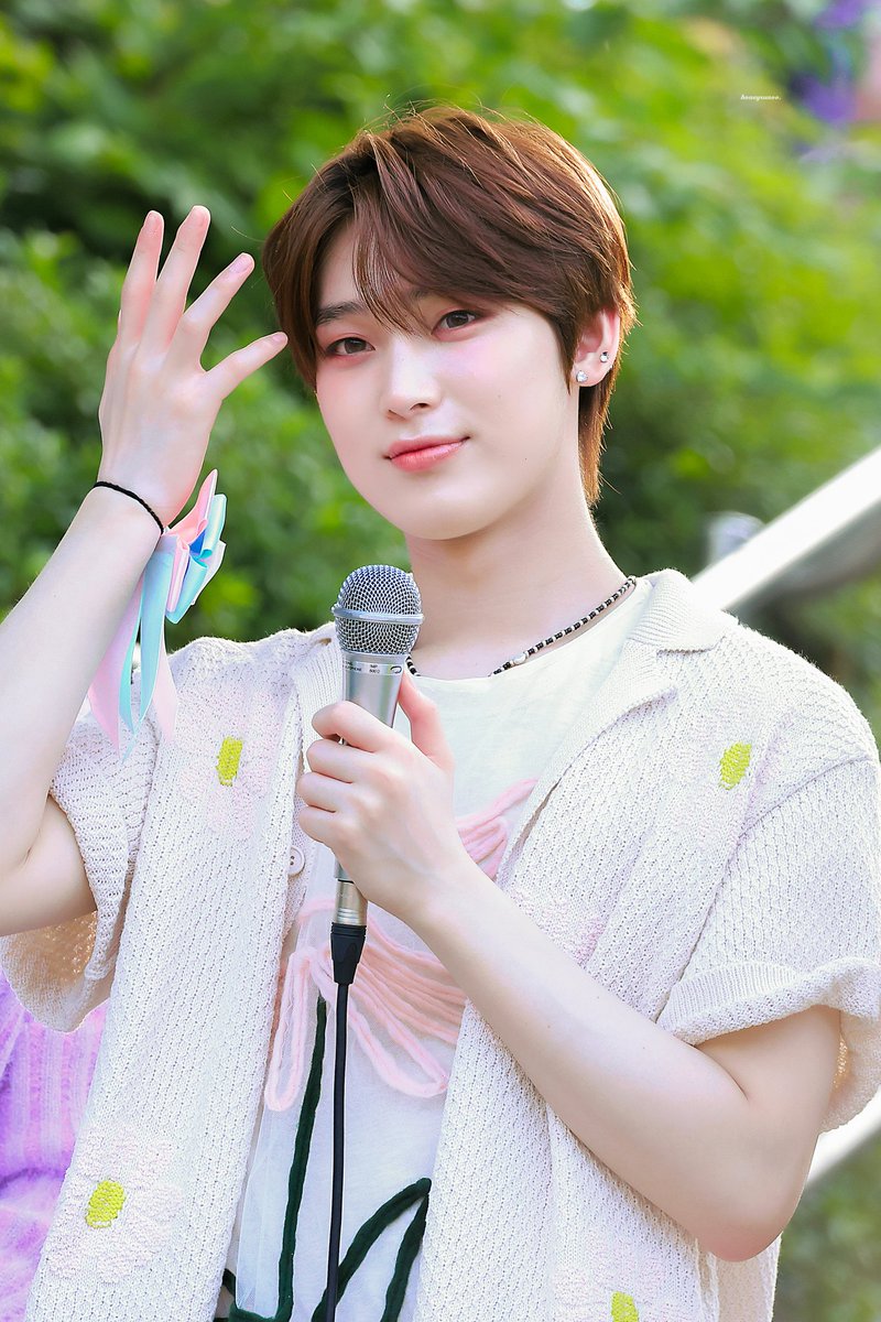 softlysunoo's tweet photo. sunoo really looks like a magical being https://t.co/DLmT1Jndqa