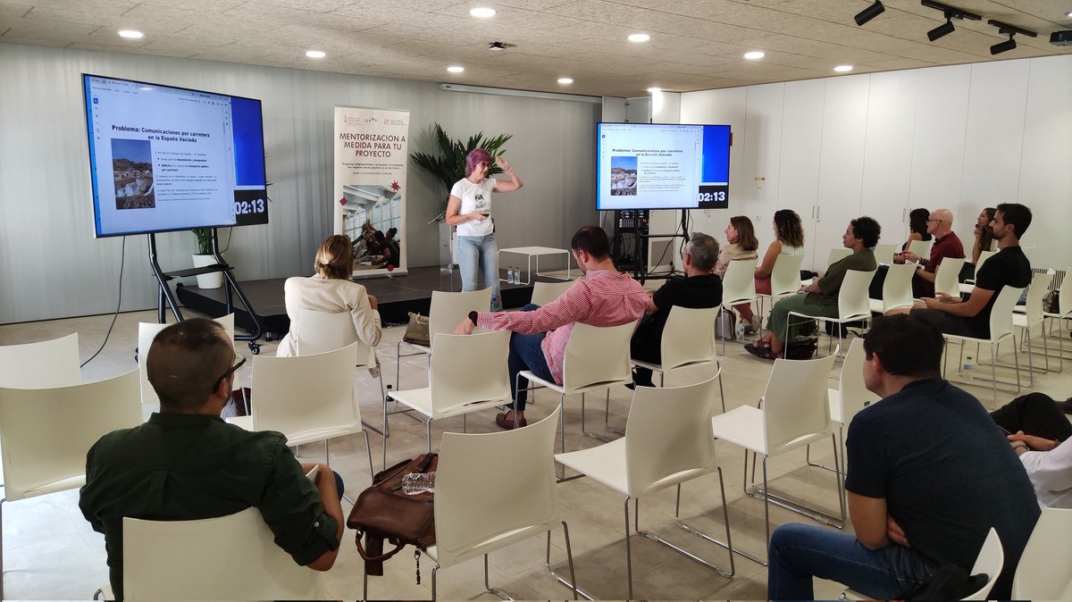 ceeielche's tweet image. SúBT, encargada de la ponencia en este instante.

#LLAMP #LLAMPAMES #LLAMP3i