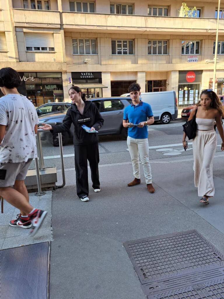 ReconqueteRhone's tweet photo. 🇪🇺🔴 Nouveau tractage pour nos militants Lyonnais dans le 6e arrondissement de #Lyon !

Objectif : vous rencontrer, discuter et convaincre 🤝

#MarionMarechal #ReconqueteEnAction #Europeennes2024 https://t.co/CZmxgohOYh