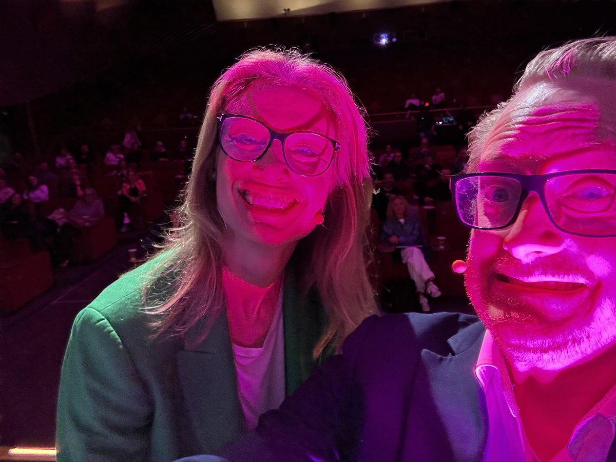 Først et foredrag for alle se kreative på Creativy First (konferansieren Eva Sannum snek seg med på selfie), og så et foredrag for de finansinteresserte medlemmene av Finansforbundet (Ingvild Finsrud fra Digital Norway snek seg med på selfie).