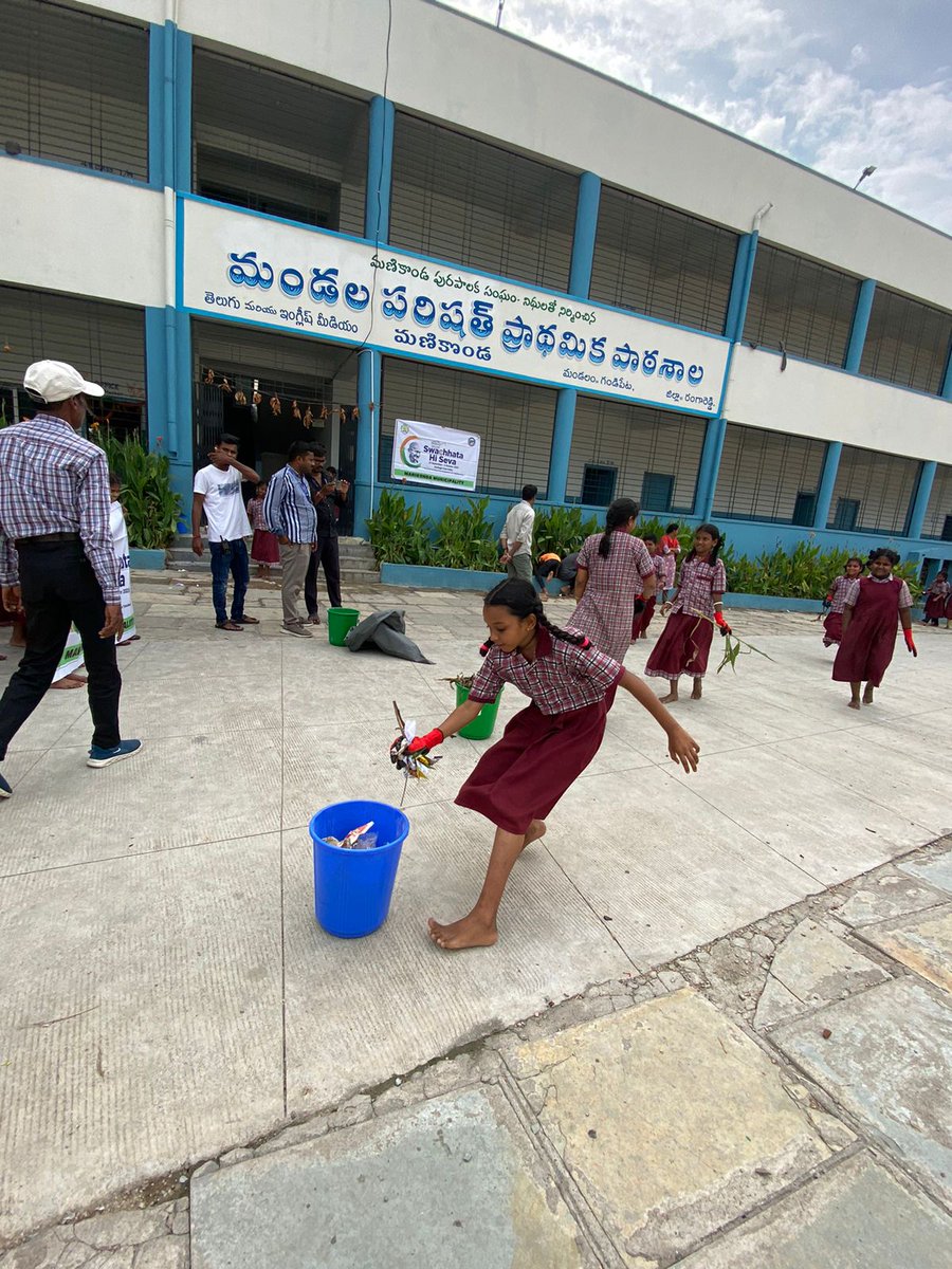 PMU_Manikonda's tweet photo. School Children of Mandal Parishad Pradamika Patasala took up the sanitation activity and cleaned school premises on behalf of sanitation workers.
@ManikondaMc @cdmatelangana @SwachhBharatGov
#SwachhataHiSeva
#HaraGeelaSookhaNeela
#Awarenessdrive
#CleanlinessHealthiness https://t.co/chZbjJciTH