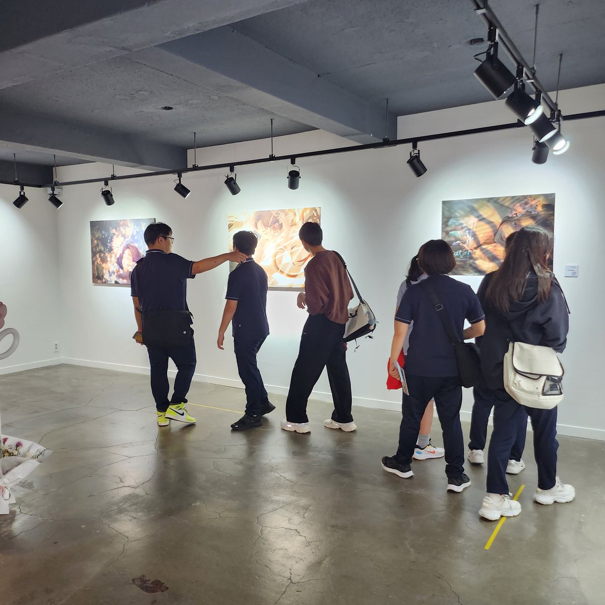 학생들이 우르르😳
직진하며 들어오는게
딱 전시장이 목적이였던
아름다운 우정들❣️
멋진 문화를 가진 젊은 친구들이
너무너무 예쁘다😍
오늘 일정이 많아서 이동을 해야하는 바람에 쫒아내듯 보낸게 내내 신경이 쓰이는🥲미안해 얘들아..
다음엔 스페셜로 챙겨줄께 꼭🤙

#아리아갤러리 #대전전시회