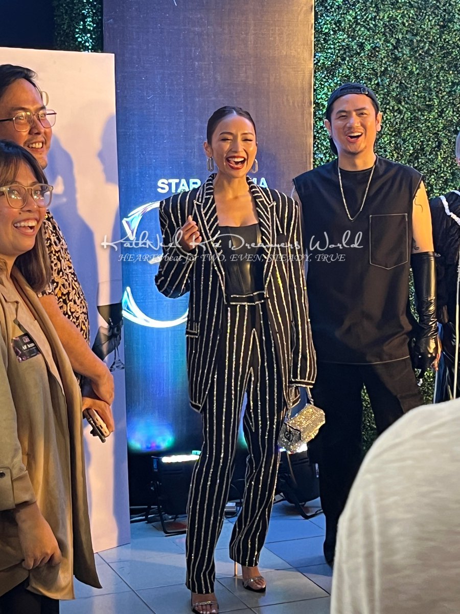 Look how the Good Girl looks so excited for tonight 💋

Let us also show how excited we are by tweeting using the tags below 🥳

GOOD GIRLS NIGHT
#AVeryGoodPremiereNight