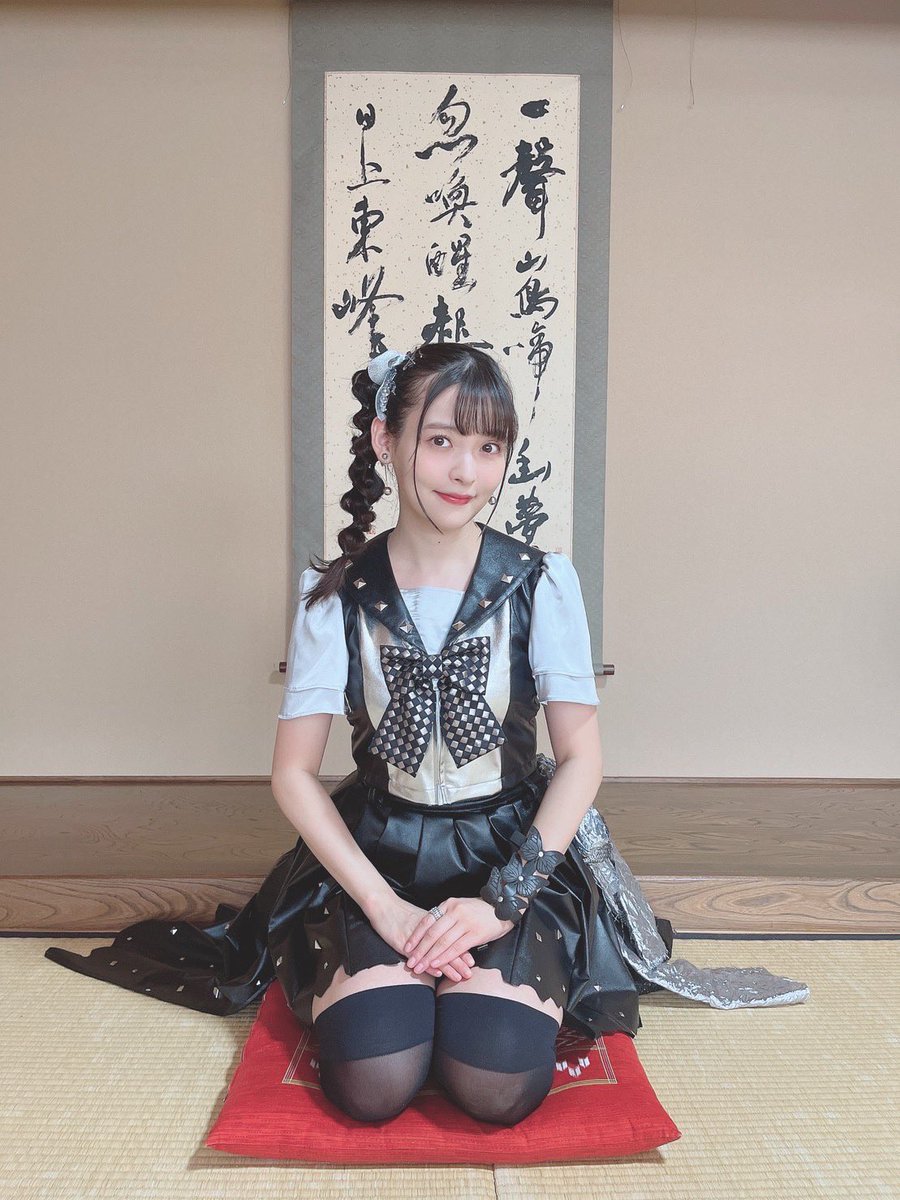 natsunomizu's tweet photo. すみれちゃんの髪型をヘアメイクさんがナガノパープルのようにアレンジしてくれました。
楽屋が趣のある和室でした。 https://t.co/VHPIuu0cMI