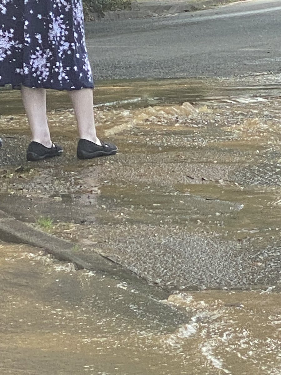 royalb79's tweet photo. @BasingstokeGov @TadleyCouncil currently New Road in Tadley running into Elmhurst! Probably something to do with the building site!! https://t.co/umzn1ZgLvD