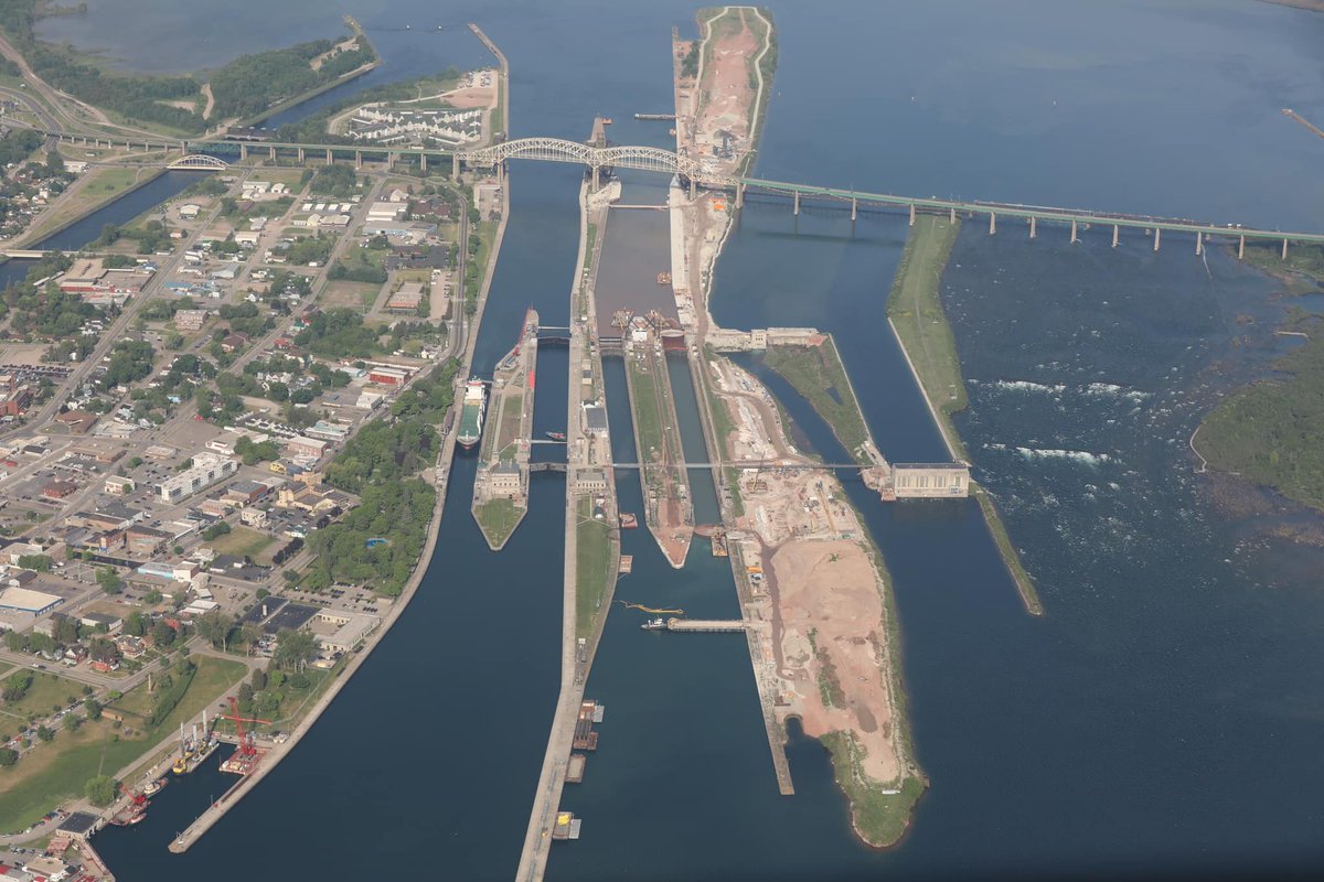 detroitdistrict's tweet photo. #NewLockattheSoo #ProjectMonday
π·The aerial photo on left was taken in early June.
π·The aerial photo on right was taken in early September.
Lots of new construction activities took place in the short amount of time, to include demolition of the nose piers!
#USACE #SooLocks https://t.co/gwqwIxmOVx