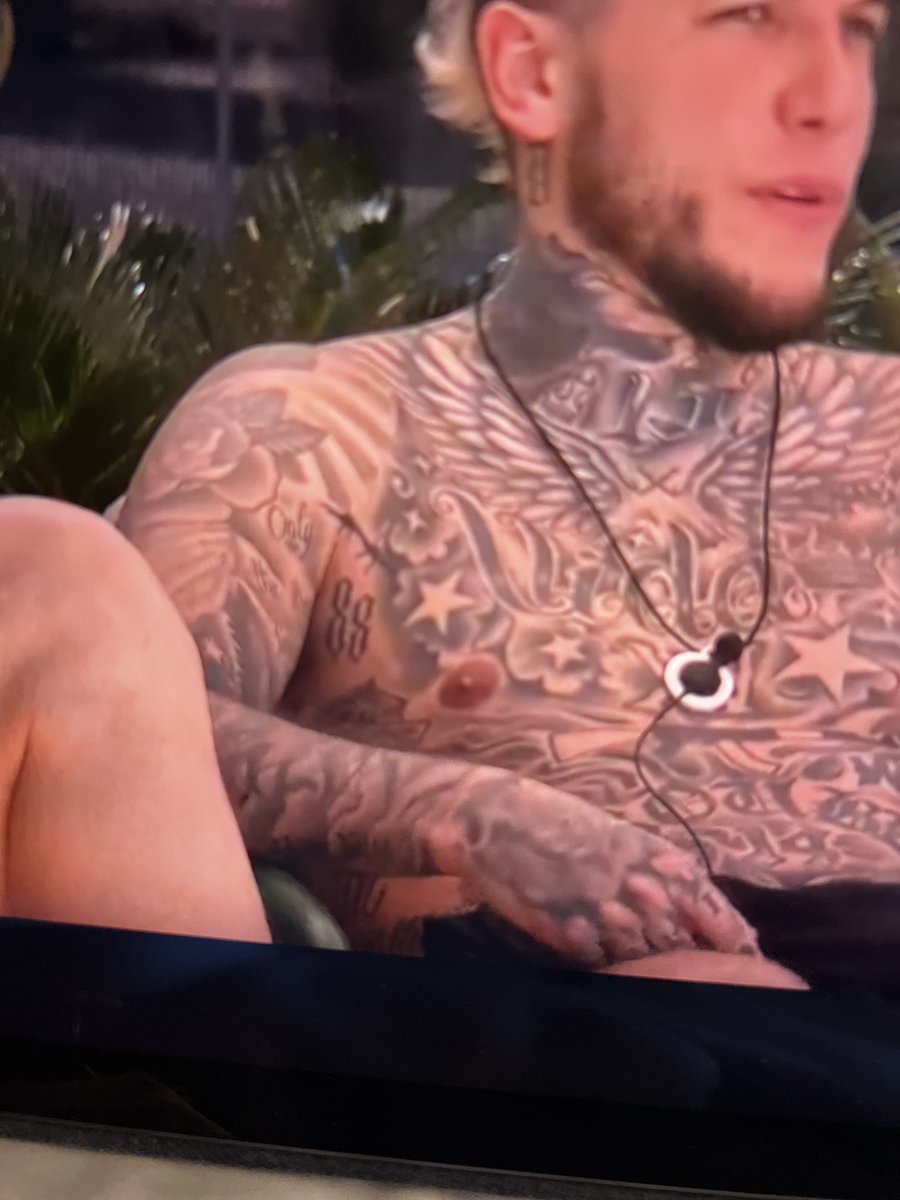 marisssohe's tweet image. Tiene tatuado Alex el 88 (HH) por heil  Hitler?  
#GHVIP24S