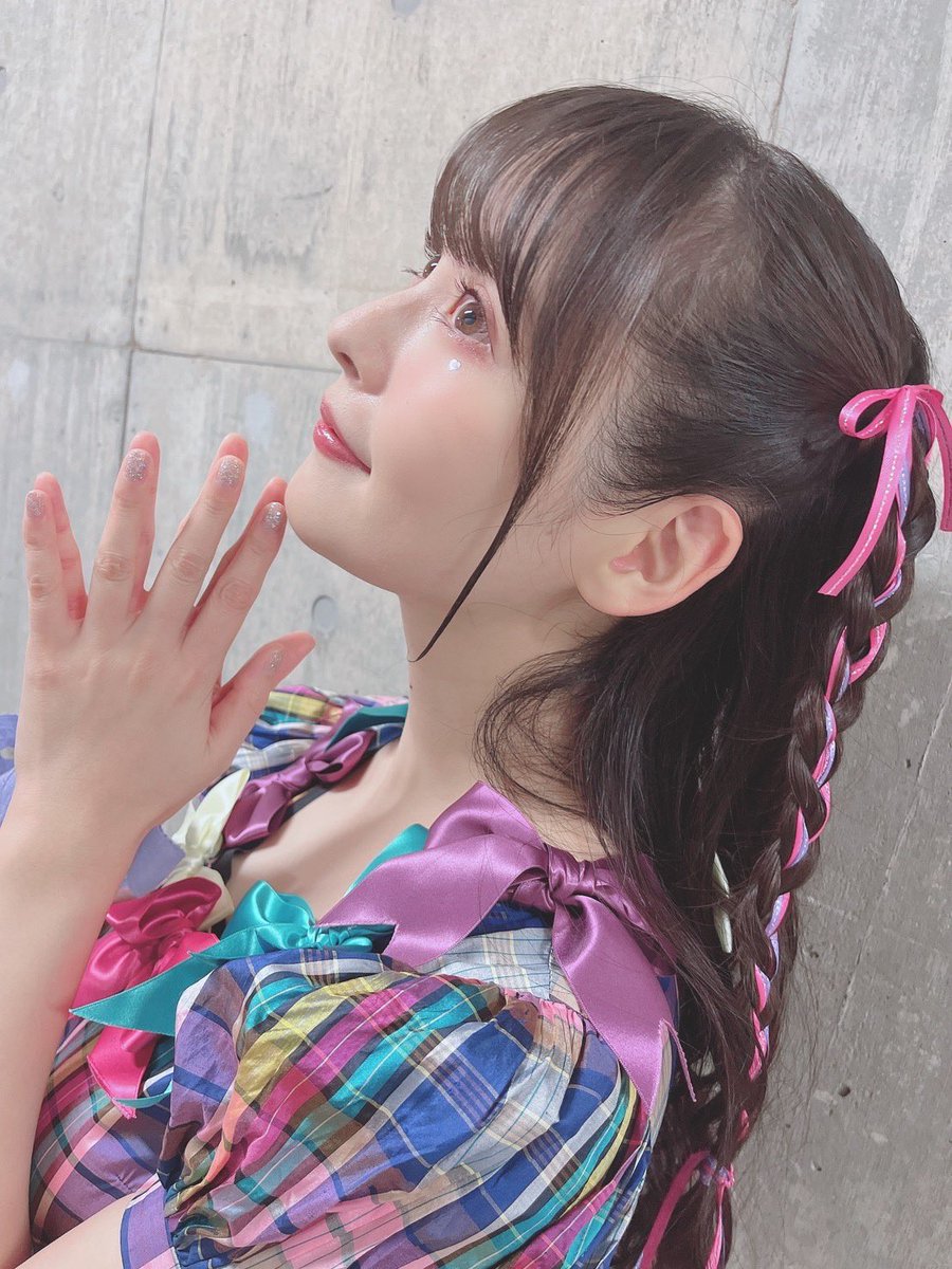 natsunomizu's tweet photo. 『アーバンギャルドpresents 鬱フェス2023』の上坂すみれさんの衣装は、懐かしの“鬱衣装”でした。9年ぶりだそうなのですが、当時の衣装を違和感なく着こなすすみれちゃんはやっぱり凄いです。
2023年バージョンでは包帯をすみれいろに染めて巻いてみました。 https://t.co/3t2GOzdhoy