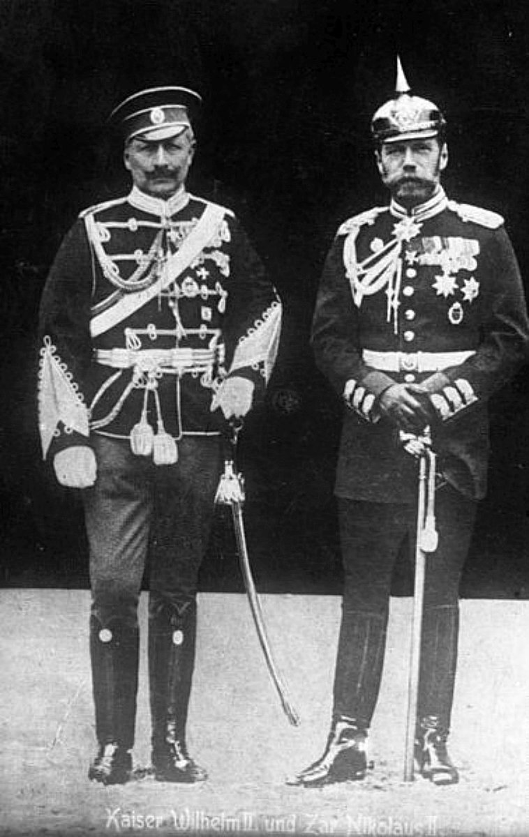1905年　ロシアの軍服を着るドイツ皇帝ヴィルヘルム2世とドイツの軍服を着るロシア皇帝ニコライ2世