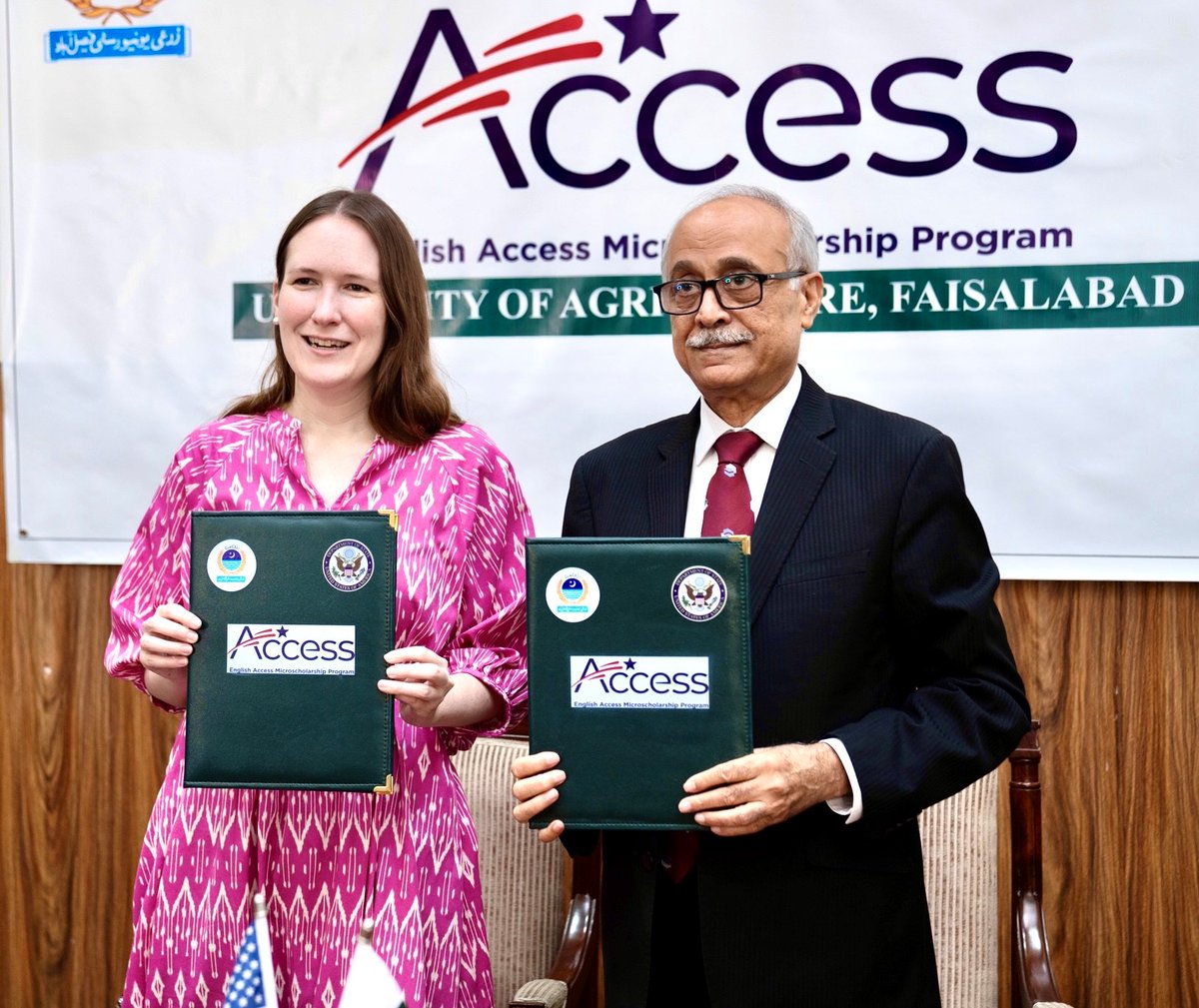 Exciting news! @UniversityofAg2 , Faisalabad signed an agreement for a new cohort of 200 students to participate in our English Access Program.