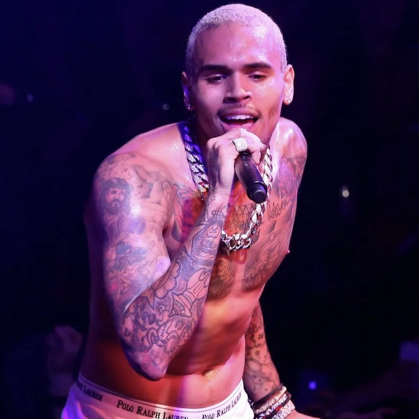 Chris Brown'a, iki restoran almak için ödenmemiş kredisi nedeniyle Popeyes tarafından 2 milyon dolarlık dava açıldı.
