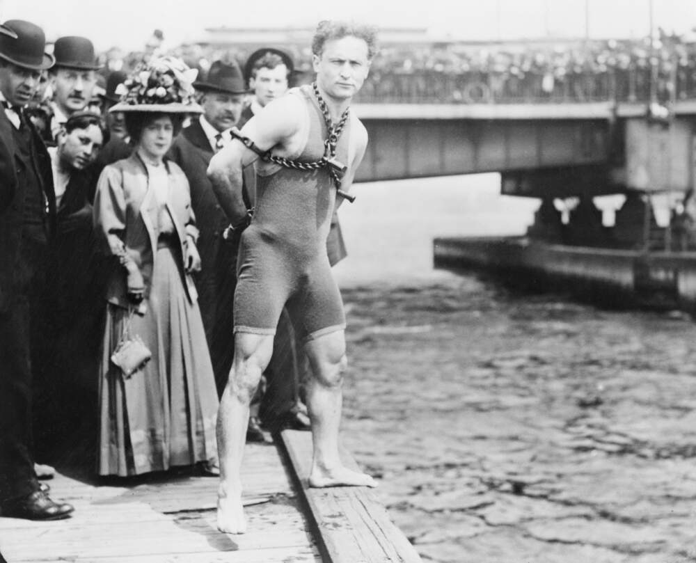 Nik DeCosta-Klipa (@nikdecostaklipa) on Twitter photo But seriously, read <a href="/asheaarts/">Andrea Shea</a>'s full story, which includes this archival photo of Harry Houdini getting ready to jump into the Charles River: wbur.org/news/2023/09/2… But seriously, read <a href="/asheaarts/">Andrea Shea</a>'s full story, which includes this archival photo of Harry Houdini getting ready to jump into the Charles River: wbur.org/news/2023/09/2…