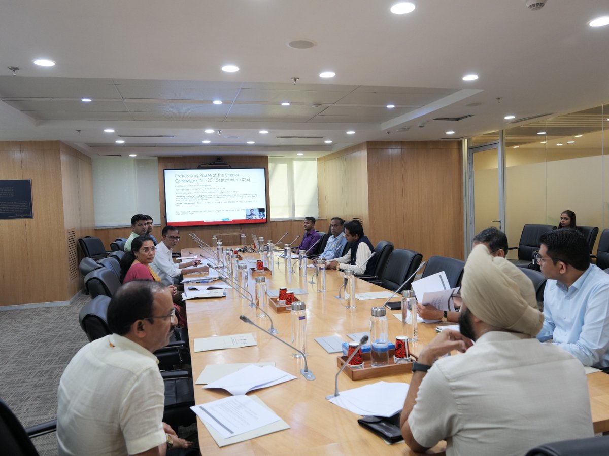 mnreindia's tweet photo. During the meeting, they also deliberated on strategies for promoting cleanliness programmes in nearby areas and office premises.
2/2
@OfficeOfRKSingh
@mnreindia
@DARPG_GOI
@MIB_India
#SwachhataHiSewa #MNREIndia #Cleaness #SpecialCampaign3.0 https://t.co/Kr9TCcBfWW