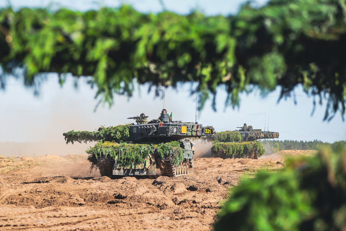 NATOpoRusski's tweet image. Боевая группа @efp_lithuania 🇱🇹 «спустила с цепи» «Леопардов» в ходе учений Rising Bull. 🇩🇪 ОБТ #Leopard2 обладает огромной огневой мощью и точностью стрельбы, и способен уничтожить любую цель на своем пути.