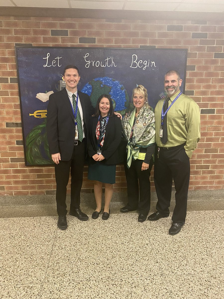 Hauppauge HS stands in support of our friends and colleagues in Farmingdale today. #DalerStrong <a href="/JWieckhorst94/">Joseph Wieckhorst</a> <a href="/MrsJ_Ferrara/">Joy Ferrara</a>