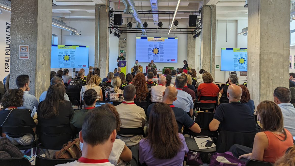 PoliciaTrs's tweet image. Aquest matí la Unitat de Relacions i Mediació amb la comunitat (URMEC) de #policiatrs ha presentat a la #conferencia2023 de @FEPSU  la nostra estratègia de detecció i prevenció de l'assetjament escolar centraten la prevenció i en la mediació davant possibles casos