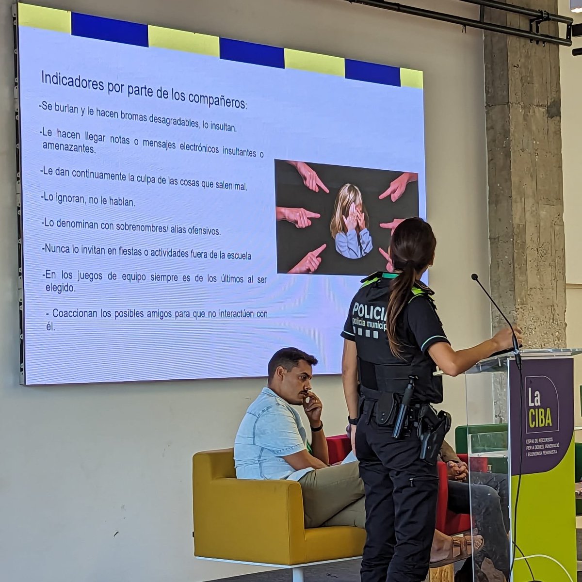 PoliciaTrs's tweet image. Aquest matí la Unitat de Relacions i Mediació amb la comunitat (URMEC) de #policiatrs ha presentat a la #conferencia2023 de @FEPSU  la nostra estratègia de detecció i prevenció de l'assetjament escolar centraten la prevenció i en la mediació davant possibles casos