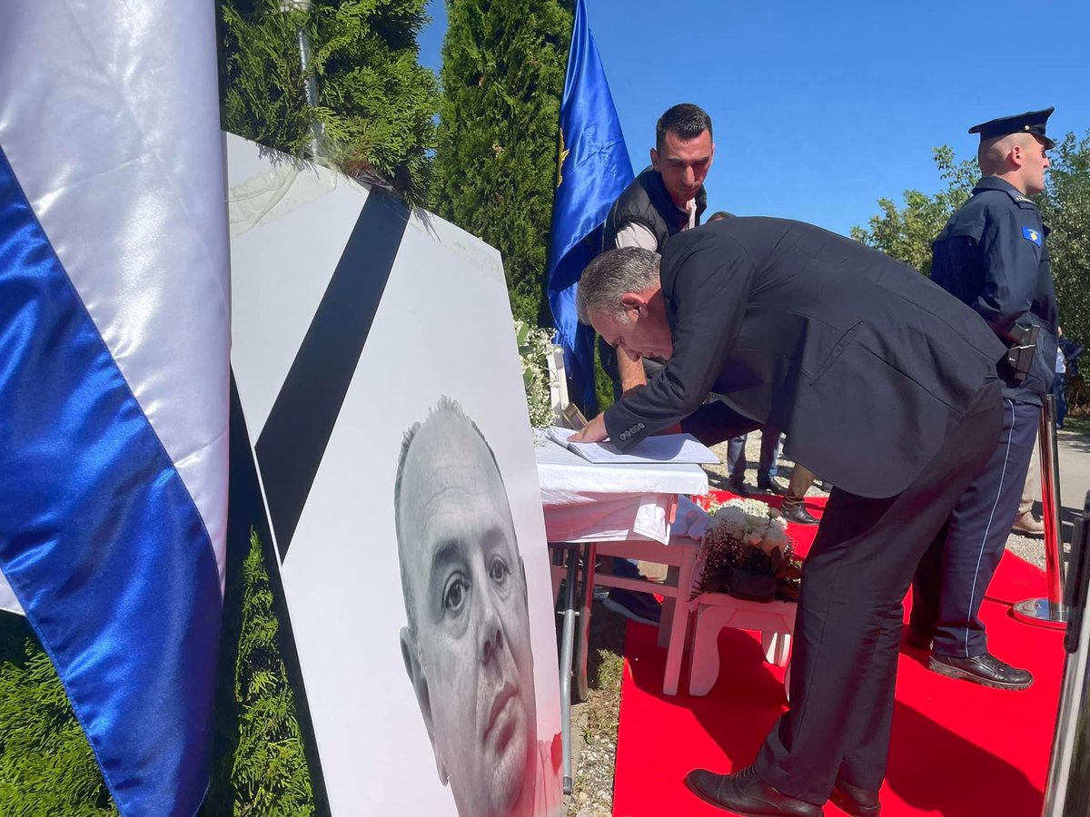 FatmirLIMAJ's tweet photo. Sot me bashkëpunëtorë ishim për ngushëllime në familjen e heroit më të ri të Kosovës, Afrim Bunjaku.
Rreshteri Bunjaku ra në krye të detyrës në mbrojtje të sovranitetit të vendit.

Ai u vra nga bandat terroriste që kishin për synim cenimin e sovranitetit të Kosovës. https://t.co/gCCBSnRjir