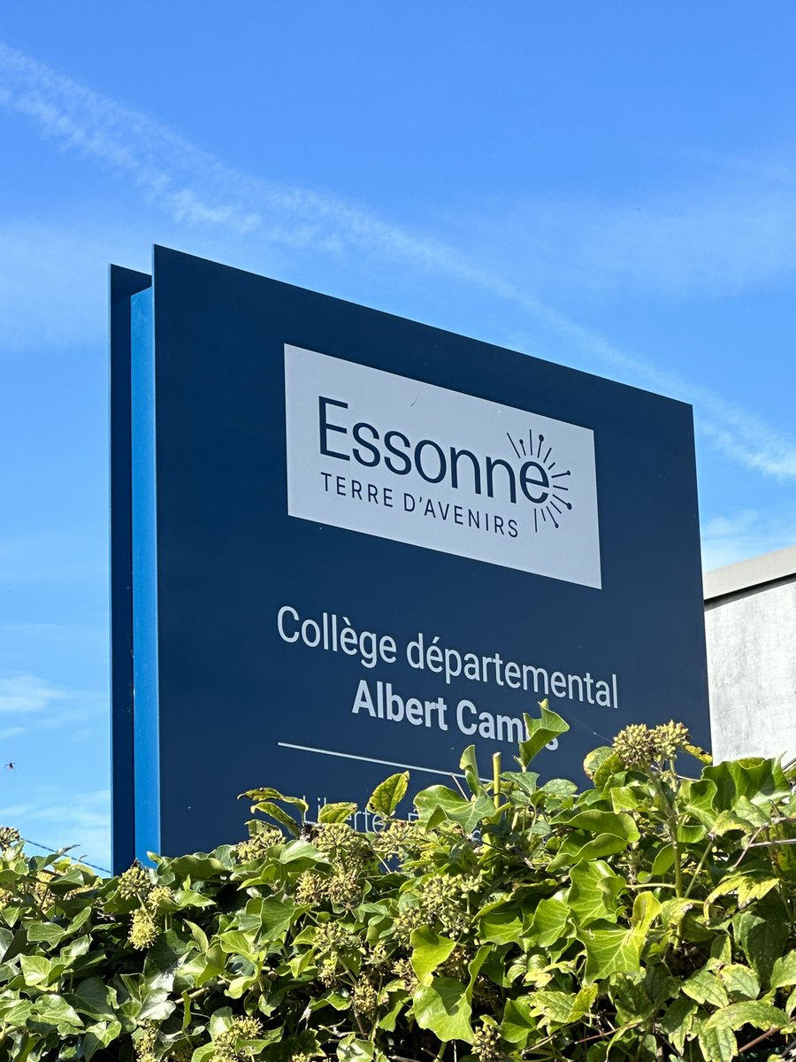 LavigneOlivier1's tweet image. Face au harcèlement et aux risques du numérique, @OrangeIDF se mobilise. Très heureux d’avoir pu assister ce matin à l’atelier « magiciens du numérique » avec les 6e du collège Albert Camus de Brunoy 91. 
👏 à l’équipe d’animation et à la direction du collège