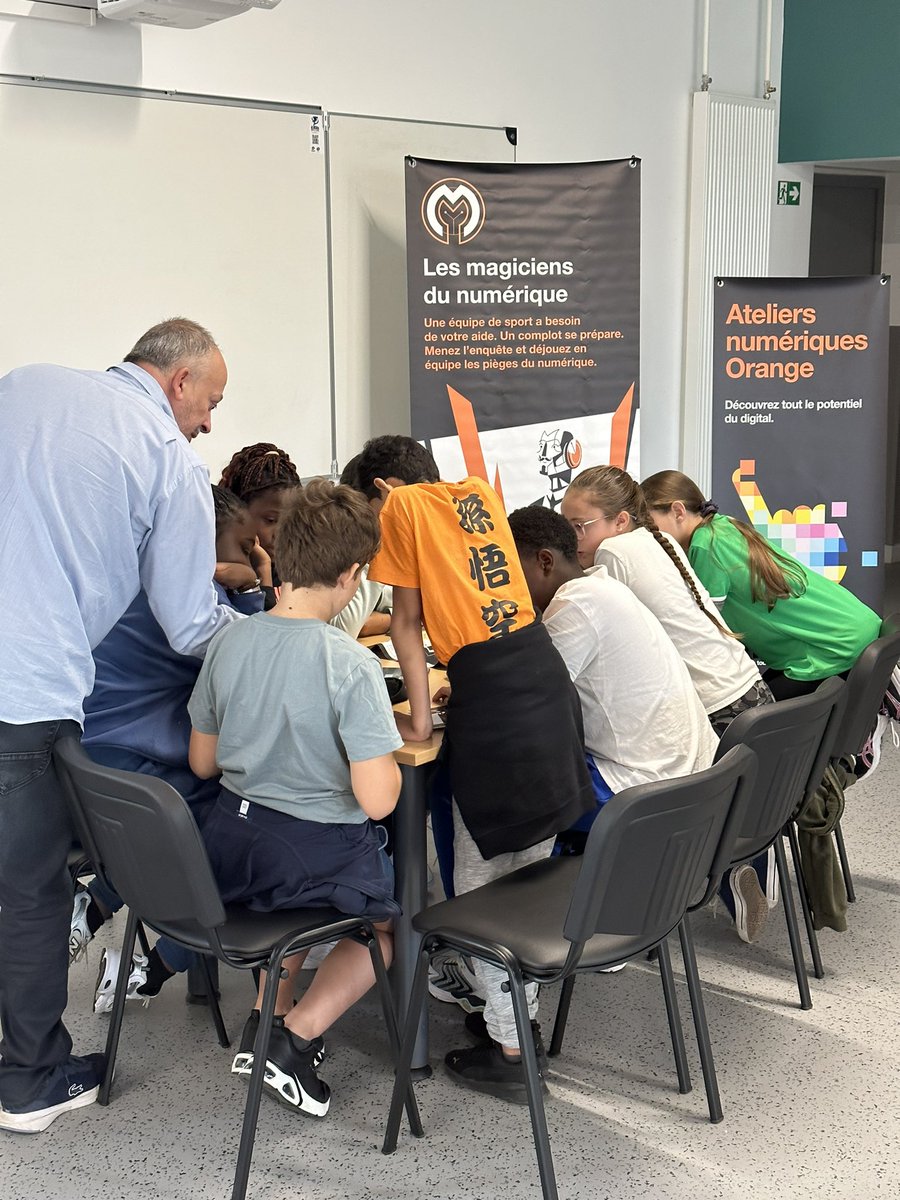 LavigneOlivier1's tweet image. Face au harcèlement et aux risques du numérique, @OrangeIDF se mobilise. Très heureux d’avoir pu assister ce matin à l’atelier « magiciens du numérique » avec les 6e du collège Albert Camus de Brunoy 91. 
👏 à l’équipe d’animation et à la direction du collège