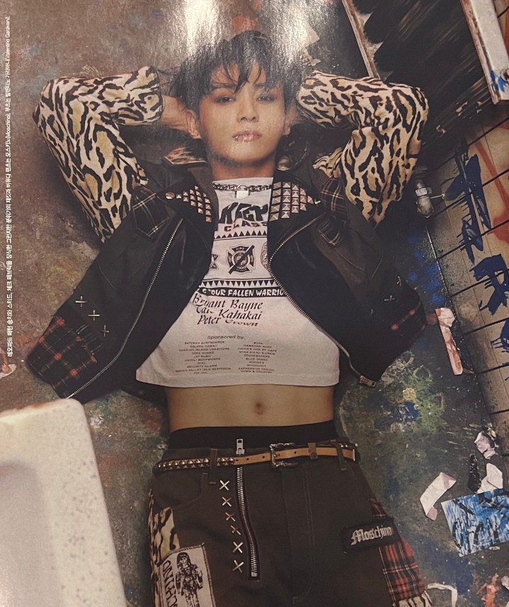 WORLDMUSICAWARD's tweet photo. #Jungkook looks so hawt in new pic from his #VOGUEKOREA  photoshoot...👏📸✨💫🌟👑🖤 https://t.co/NwfaZ12jZa