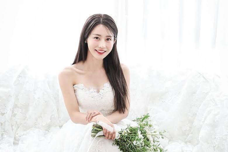 Kdramastars1's tweet photo. أعلنت الممثلة #KimAhRa أنها ستتزوج في شهر أكتوبر حيث شاركت بشكل مفاجئ صور خطوبتها مع حبيبها عبر حسابها على الانستغرام 💍

شاركت الممثلة في دراما #CrashLandingOnYou https://t.co/f4EWcTNGjF