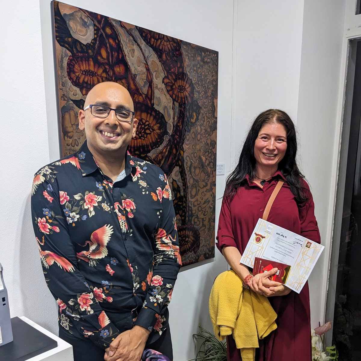LondonArtCritic's tweet image. It was great to be a judge on this year’s @ArtGeminiPrize &amp;amp; to see the shortlisted artists in an exhibition that's on until 28th September at @ZariGallery, free to visit.
Here’s me with painting prize winner @RekaRitt &amp;amp; her piece on copper, plus shortlisted artist @VictoriaHeald