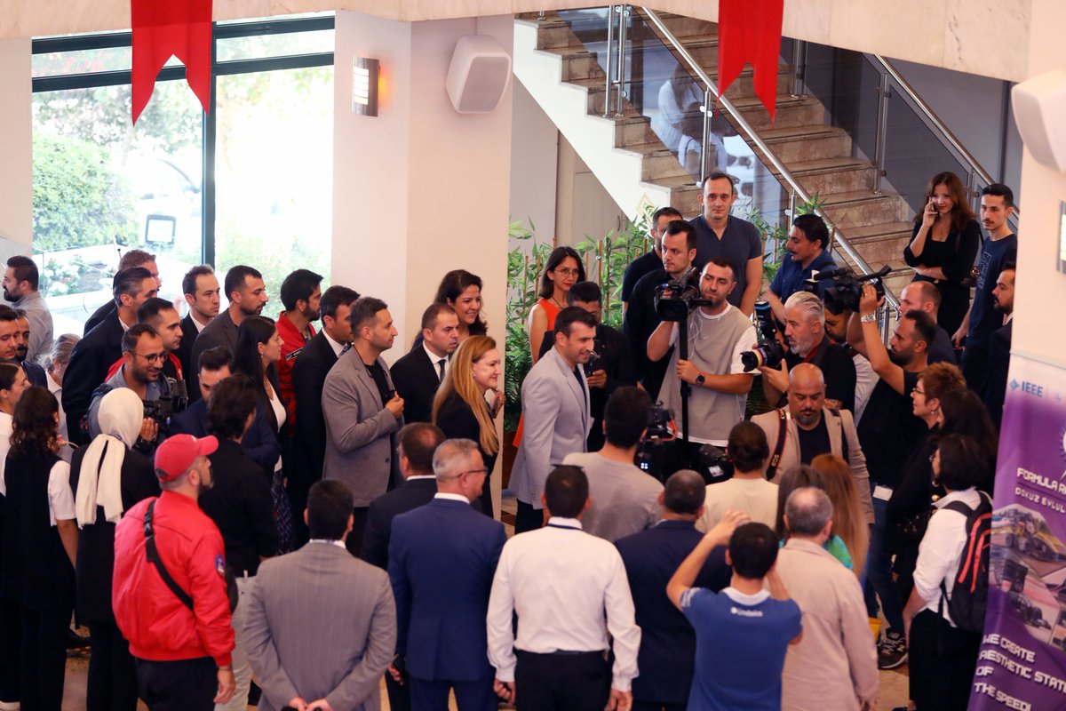 universitemDEU's tweet photo. Rektörümüz @hotar_nukhet; Teknoloji Lideri Sn. @Selcuk Bayraktar'ı ağırladığımız “Millî Teknoloji Hamlesinin Bayraktarı Selçuk Bayraktar DEÜ’de” isimli programımızda, #DEÜ akademik ve idari kadromuz, öğrencilerimiz, davetliler ve basın mensupları ile DEÜ Sabancı Kültür Sarayı'nda bir araya geldi.