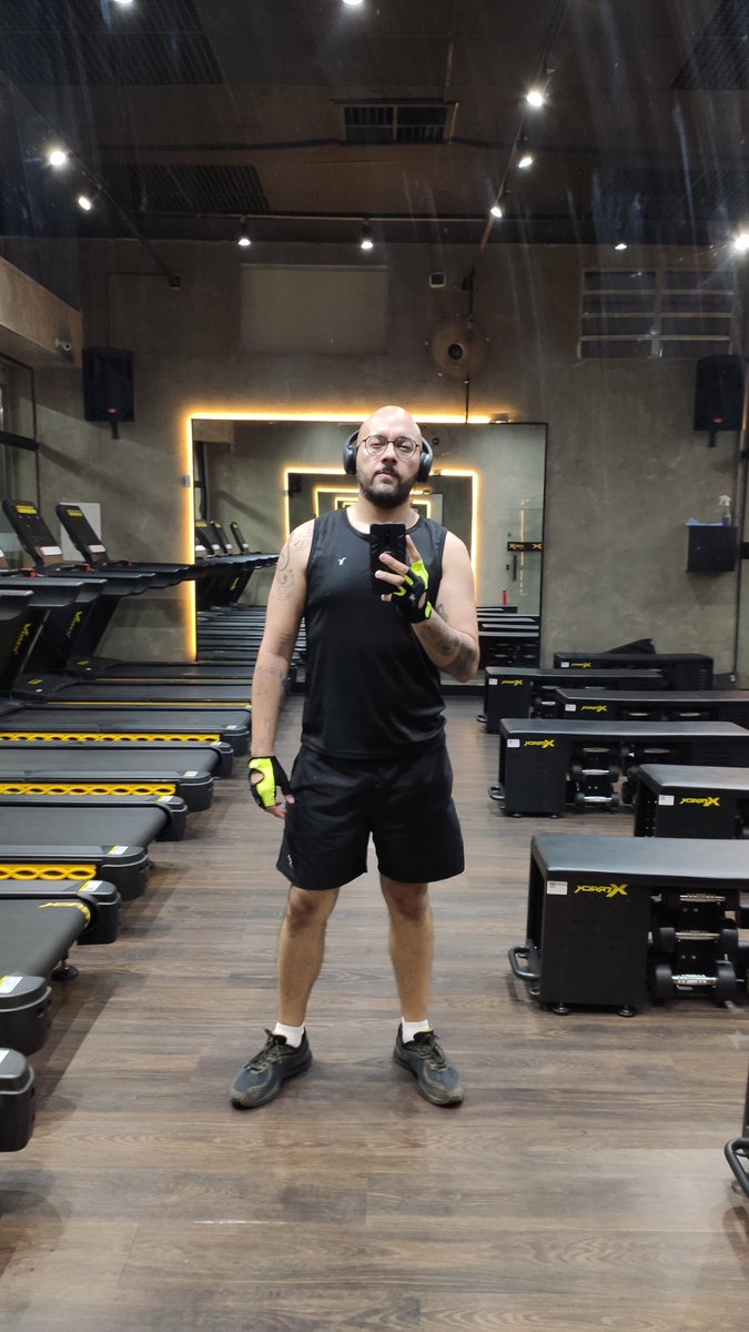 Tem um espelho pra limpar aí