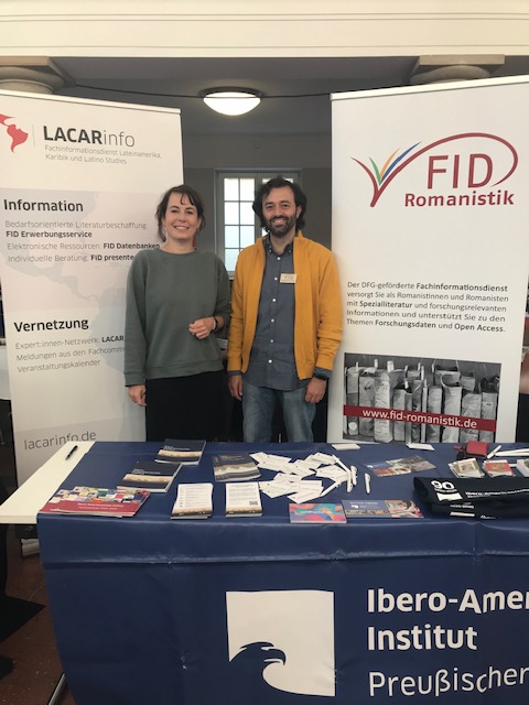 IAI_Bibliothek's tweet photo. 🌞📅 #Romanistentag @UniLeipzig, Tag 2. 
Der #FIDLateinamerika / https://t.co/WExU5uqD2s ist da, in direkter Nachbarschaft der Kolleg:innen des @FIDRomanistik. Wir freuen uns über Besuche! 
@romanistik_de 
@DrJenAugustin 
#Fachinformationdienste
#UniLeipzig https://t.co/Gxi5omq47R