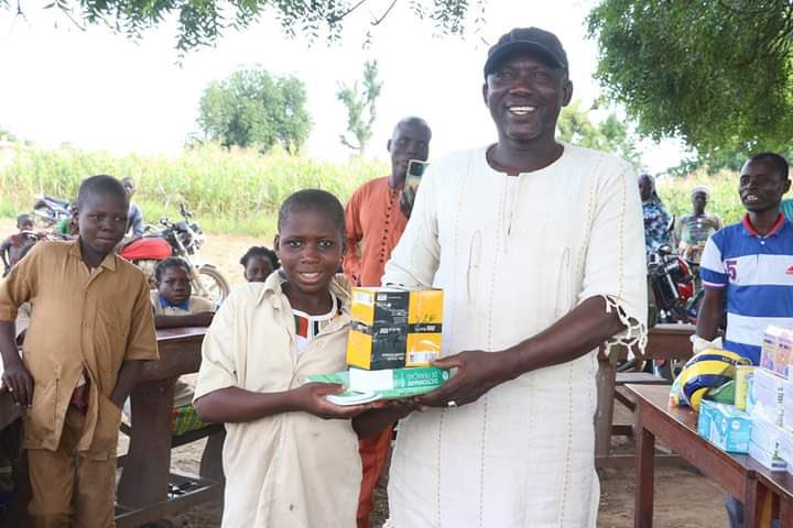 nuitdesparcs's tweet photo. Ce lundi 25 septembre, le Parc national W-Bénin a fait don de plusieurs fournitures scolaires et matériels didactiques aux élèves  de l'EPP Goungoun et de l'EPP Serkalé dans les communes de Malanville et de Kandi riveraines du parc. https://t.co/bLRzFEoUjP