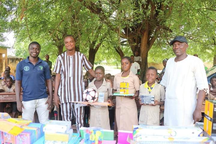 nuitdesparcs's tweet photo. Ce lundi 25 septembre, le Parc national W-Bénin a fait don de plusieurs fournitures scolaires et matériels didactiques aux élèves  de l'EPP Goungoun et de l'EPP Serkalé dans les communes de Malanville et de Kandi riveraines du parc. https://t.co/bLRzFEoUjP