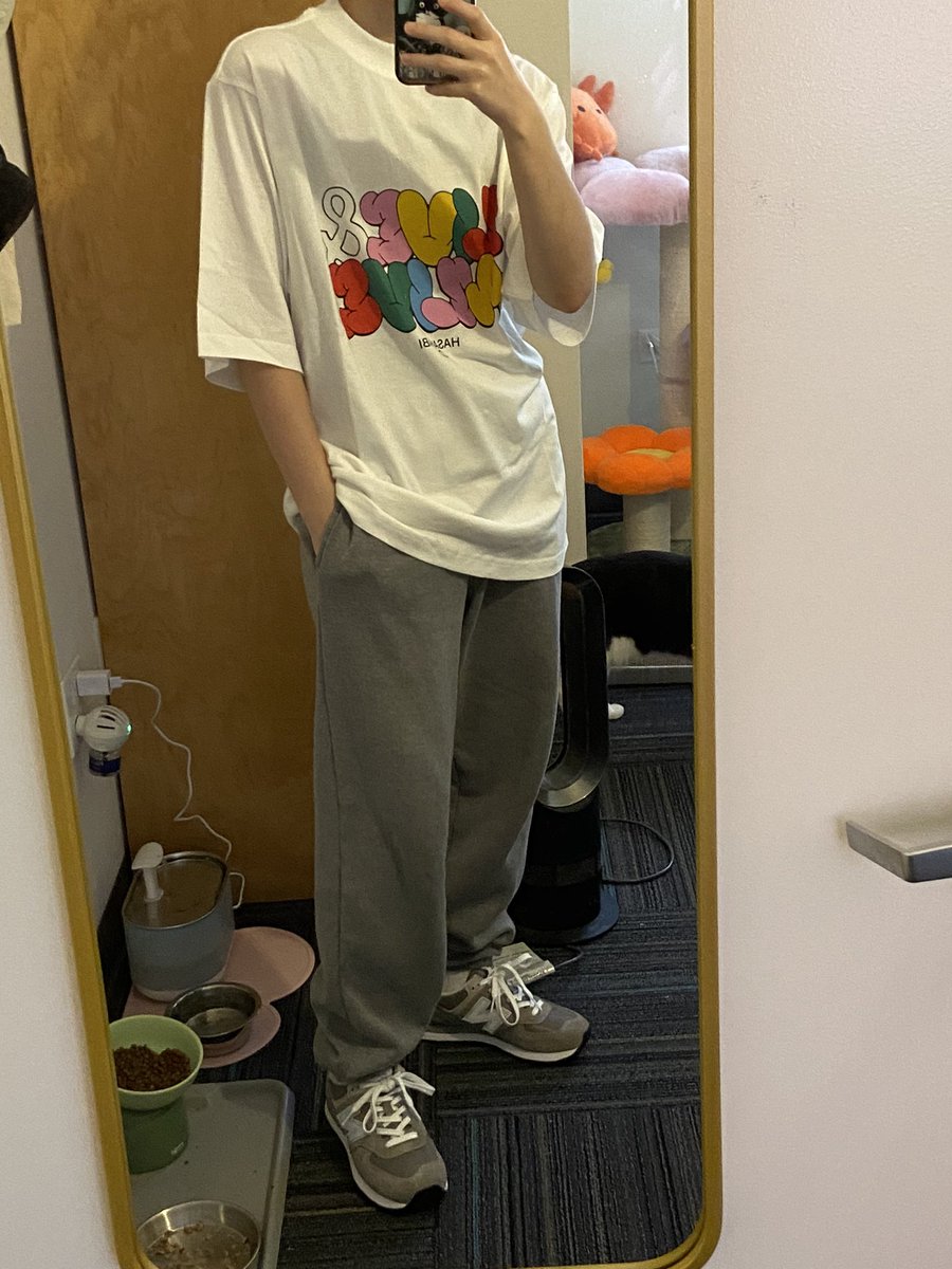 hasansbf's tweet photo. merch arrived and i’m feeling very slay https://t.co/FVm8HYTabX