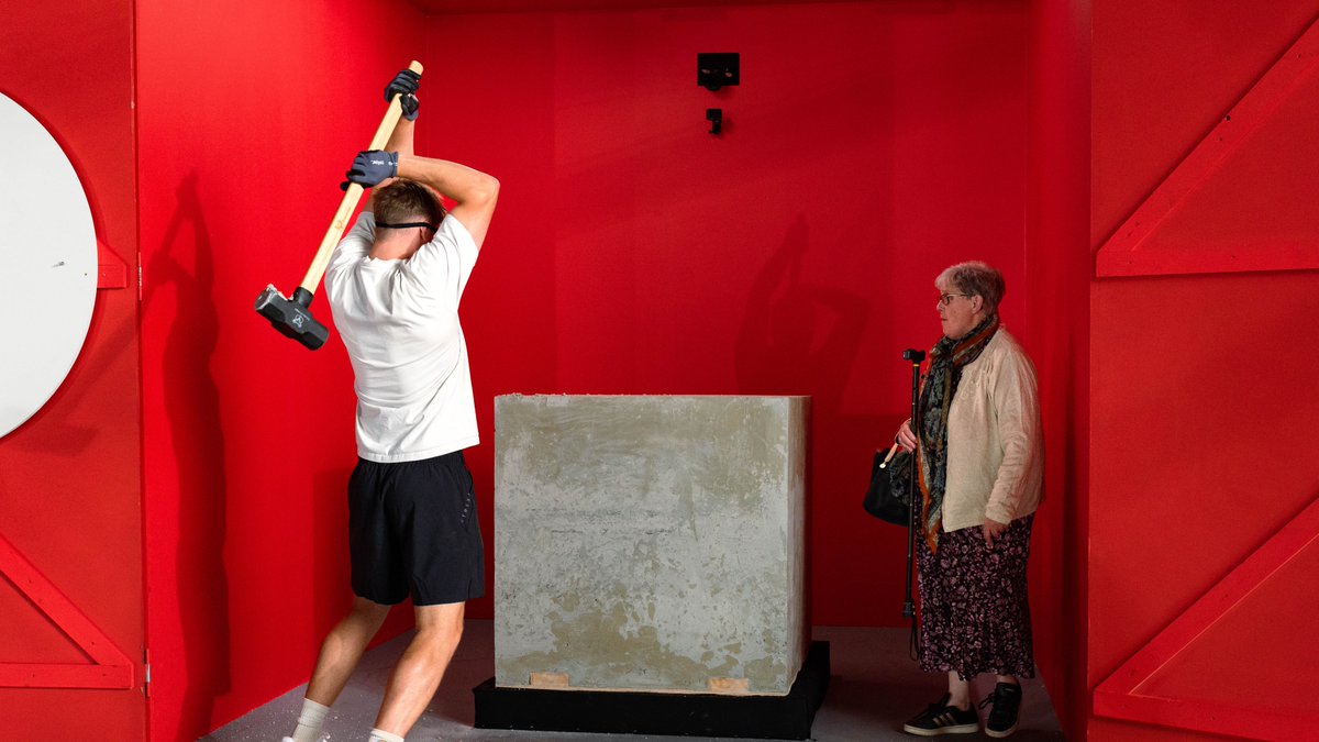 Sidemen's tweet image. Harry finding out the granny had the money all along

Bro was fuming when he thought Callux spent almost $10,000 on a concrete cube 😅