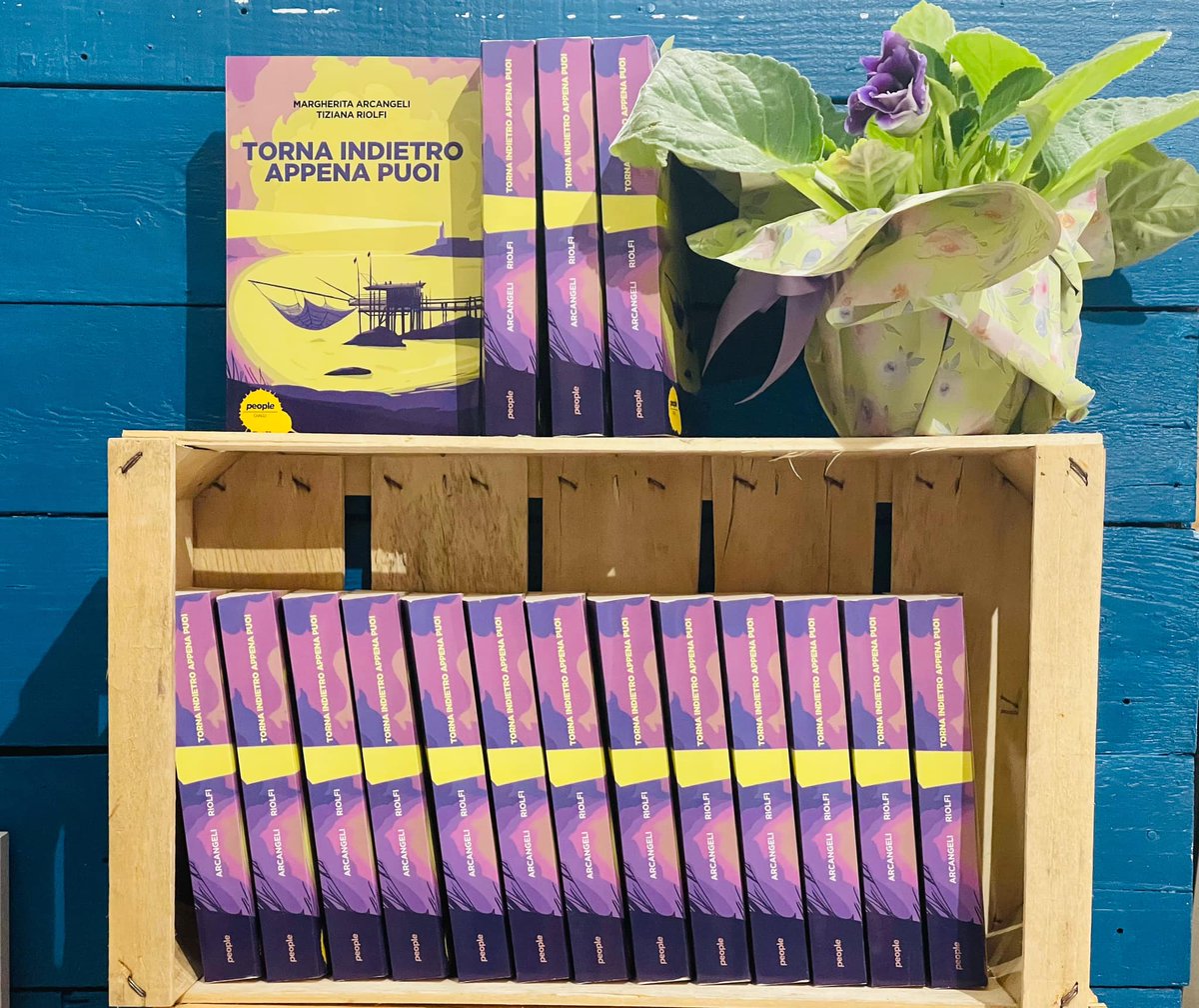 Grazie di cuore a Michela, a Pietro, al bar La Piazzetta, a chi c’era, per la serata speciale, che ci ha fatto davvero sentire parte della comunità de <a href="/LaGiraffaLibri/">La Giraffa</a>

#TornaIndietroAppenaPuoi (<a href="/peoplepubit/">People</a>)