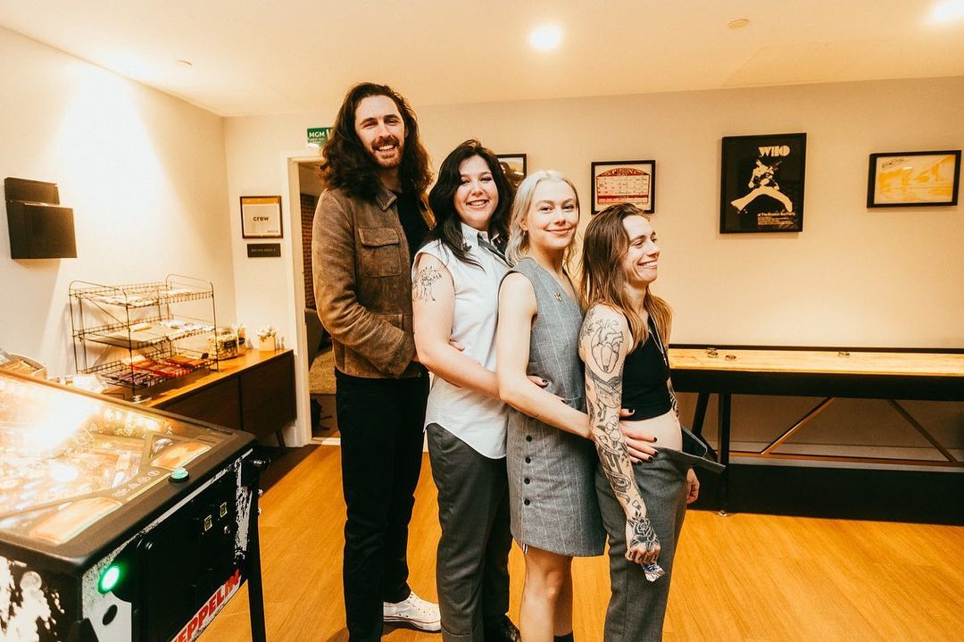 dailyhozierpics's tweet image. Hozier with boygenius last night in Boston