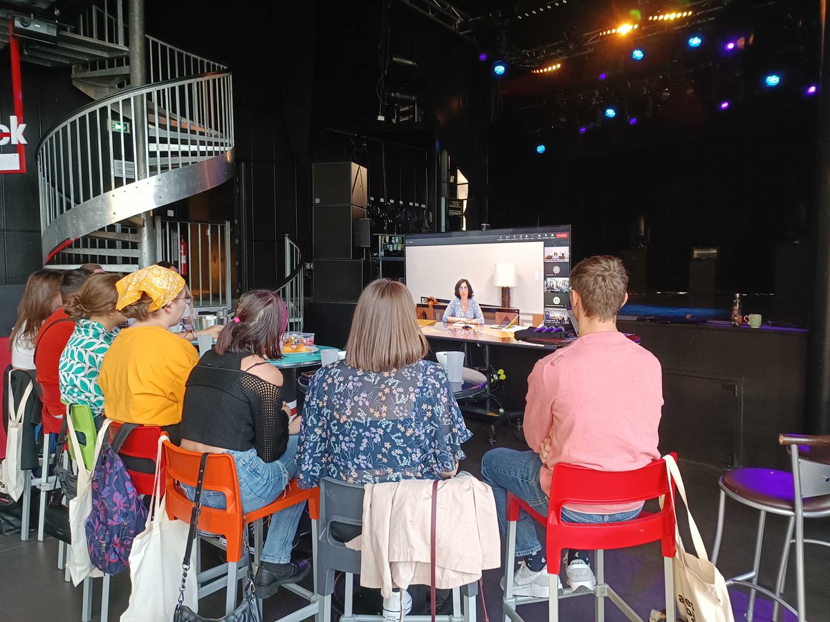 En direct de la soirée de lancement de la troisième édition du programme Ambassadeurs, dans 25 villes en France 🔥 Bienvenue aux 600 nouveaux jeunes Ambassadeurs du #passCulture ! ✨