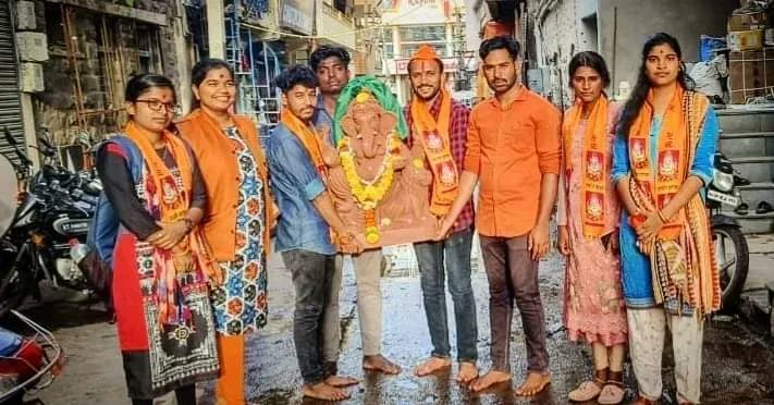 manteshvk's tweet photo. ಎಬಿವಿಪಿ ವಿಜಯಪುರ ವಿಭಾಗದ ಕಾರ್ಯಲಯದಲ್ಲಿ ಪ್ರತಿಷ್ಟಾಪನೆ ಮಾಡಲಾಗಿದ್ದ ಪರಿಸರ ಸ್ನೇಹಿ ಮಣ್ಣಿನ ಗಣಪತಿಯನ್ನು 5ನೇ ದಿನಕ್ಕೆ ನಗರದ ತಾಜಬೌಡಿಯಲ್ಲಿ ಪೂಜೆ ಸಲ್ಲಿಸುವ ಮೂಲಕ ವಿಸರ್ಜನೆ  ಮಾಡಲಾಯಿತು.
#ABVPVijayapur https://t.co/l18ZGWe1Dy