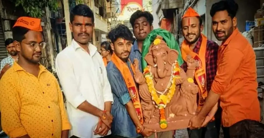 manteshvk's tweet photo. ಎಬಿವಿಪಿ ವಿಜಯಪುರ ವಿಭಾಗದ ಕಾರ್ಯಲಯದಲ್ಲಿ ಪ್ರತಿಷ್ಟಾಪನೆ ಮಾಡಲಾಗಿದ್ದ ಪರಿಸರ ಸ್ನೇಹಿ ಮಣ್ಣಿನ ಗಣಪತಿಯನ್ನು 5ನೇ ದಿನಕ್ಕೆ ನಗರದ ತಾಜಬೌಡಿಯಲ್ಲಿ ಪೂಜೆ ಸಲ್ಲಿಸುವ ಮೂಲಕ ವಿಸರ್ಜನೆ  ಮಾಡಲಾಯಿತು.
#ABVPVijayapur https://t.co/l18ZGWe1Dy