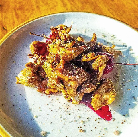 GhaleonQ's tweet photo. I've been waiting for Indigenous food to get exposure in Wisconsin ever since @Chef_Sean
@indi_food_lab got big in the Midwest.

It turns out that it's happening! Read these by @rachelbernhard @linaktran to see what Miijim and Bryce Stevenson are cooking.
https://t.co/isVPC2LH36 https://t.co/9PmovuyOh7