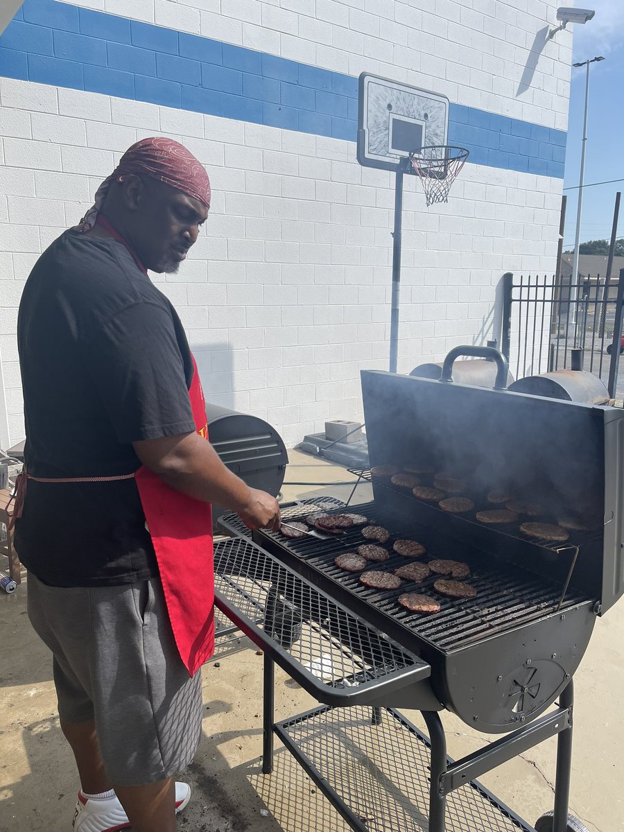 QuedachildofGod's tweet photo. Tailgate Tuesday!! It’s a beautiful HOT day @OS_CallCenter @HustleHouseMSS But the grill is fired up, money is being made as we represent, and Life is good at ATT! @TeamFierceOSCC @wloceansprings #winning #LifeAtATT https://t.co/F7F0QjsywZ