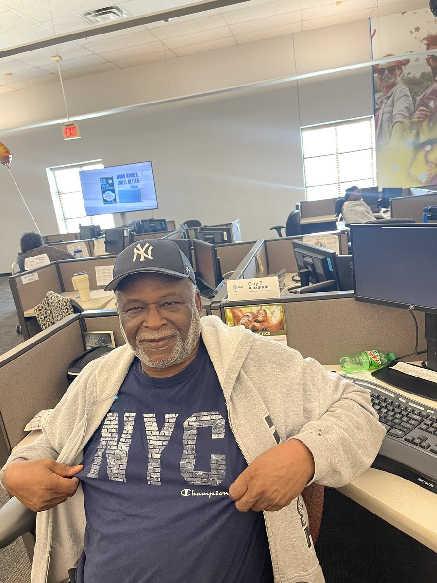 QuedachildofGod's tweet photo. Tailgate Tuesday!! It’s a beautiful HOT day @OS_CallCenter @HustleHouseMSS But the grill is fired up, money is being made as we represent, and Life is good at ATT! @TeamFierceOSCC @wloceansprings #winning #LifeAtATT https://t.co/F7F0QjsywZ